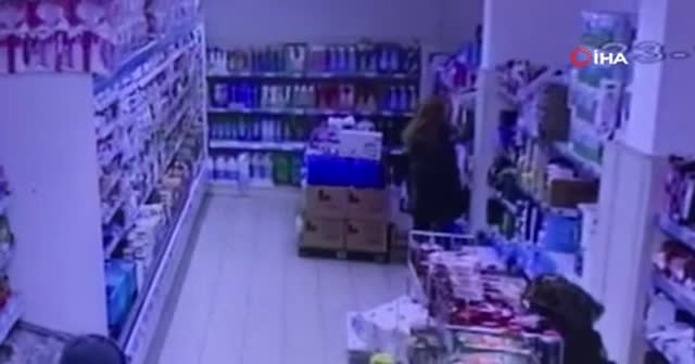 Markette kadın şahsın kaşla göz arasında telefon çaldığı anlar kamerada
