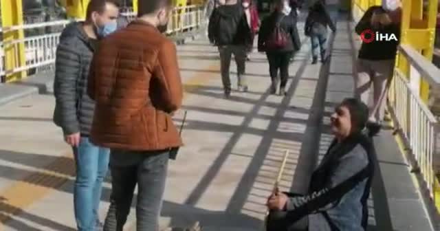 Maskesiz kaval çalıp para topladı, polise cevabı 'pes' dedirtti