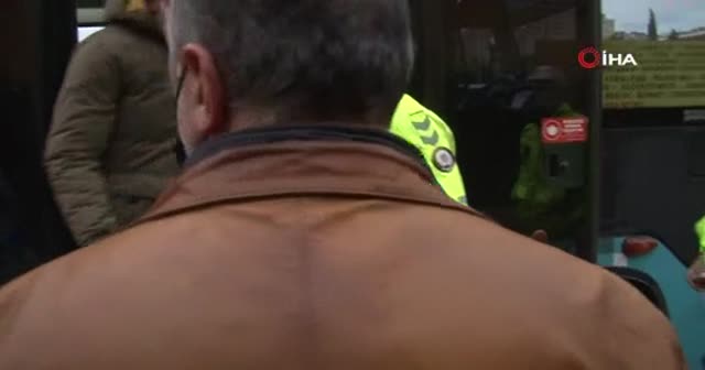 Minibüsten indirilen fazla yolcudan polise ilginç tepki