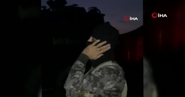Özel harekat polisi zırhlı araçta 5 vakit ezan okuyor