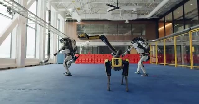 Robotların dansı! Boston Dynamics robotlarıyla şov yaptı
