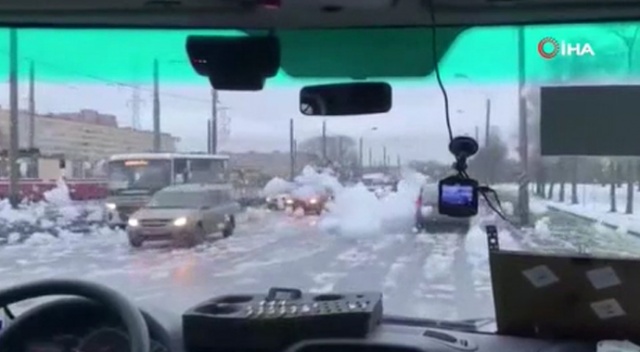 Rusya'da nehir köpükleri yola savruldu, sürücüler zor anlar yaşadı