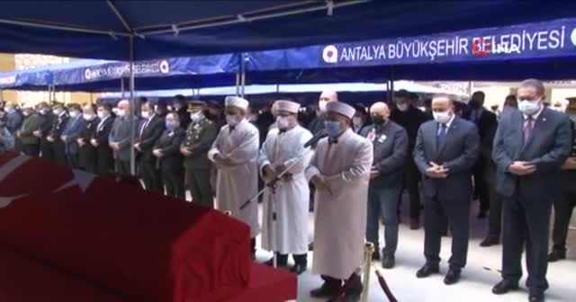 Şehit yüzbaşıya veda... Bakanların omzunda