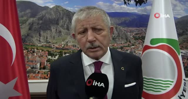 Su seviyesi azalan Yeşilırmak Nehri'nin rengi kirlilikten karardı