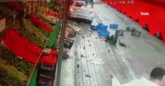 Sürücü markete daldı, şans eseri yaralanan olmadı