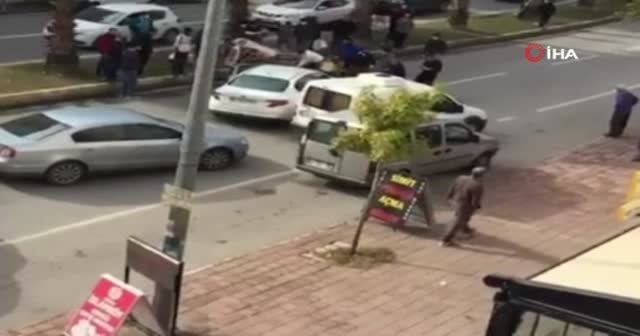 Yakının kazada yaralandığını gören genci kimse sakinleştiremedi