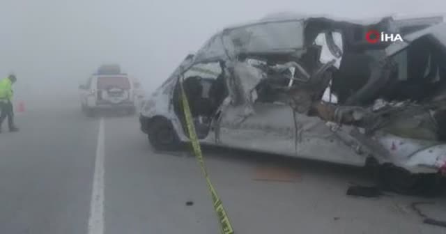 Yolcu minibüsü tırla çarpıştı: Ölü ve yaralılar var