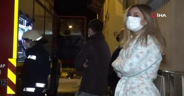 'Bu kadarına pes' dedirtti! Evi yanarken canlı yayın yaptı