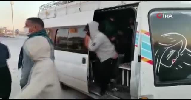 15 kişilik minibüsten 33 kişi çıktı