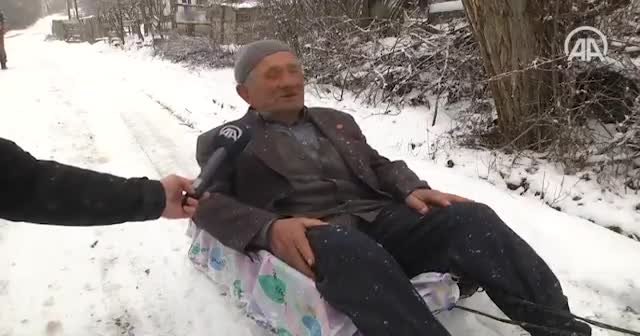 79 yaşındaki Mehmet dedenin 'motosikletli kızak' keyfi