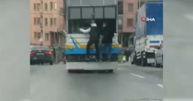 Arnavutköy’de tehlikeli yolculuk