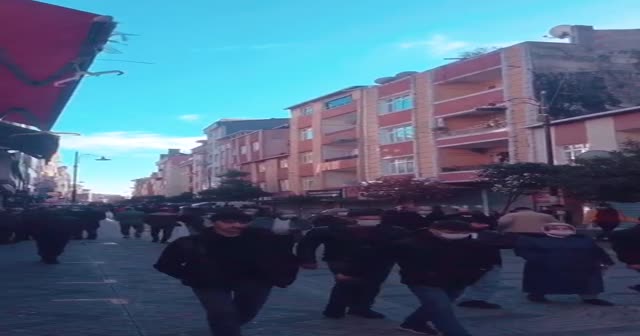 Bağcılar’da korkutan kalabalık! Yasağa rağmen herkes dışarıda!
