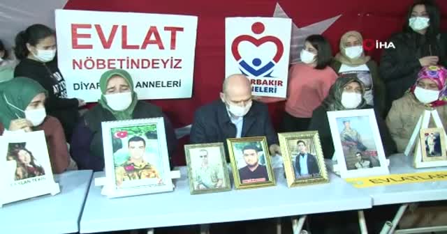 Bakan Soylu'dan İHA'nın evlat nöbetindeki aileleri çektiği belgesele övgü