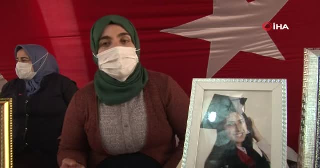 Dondurucu soğukta evlatlarının yolunu gözlemeye devam ediyorlar