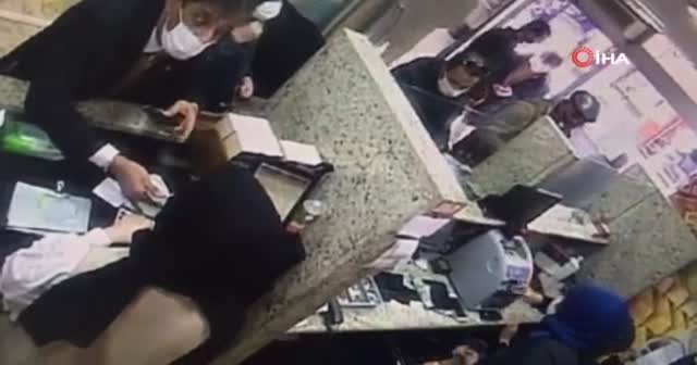 Döviz bürosunda, 3 bin doları saniyeler içinde böyle çaldı