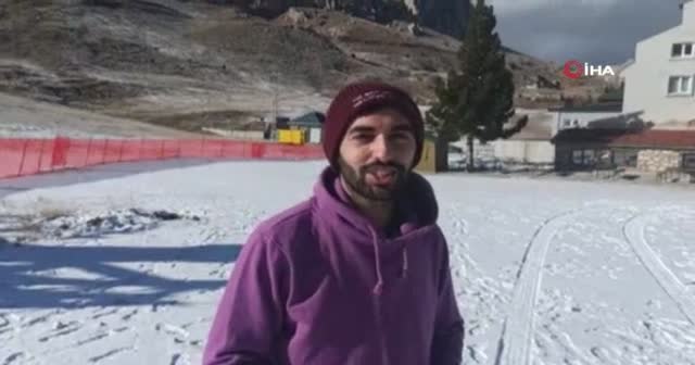 Dünyaca ünlü kayak merkezine uzun süre sonra kar yağdı, otel müdürü ve kayak hocası sevinçten göbek attı