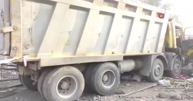 Hindistan'da kamyon kaldırımda uyuyan işçileri ezdi: 13 ölü