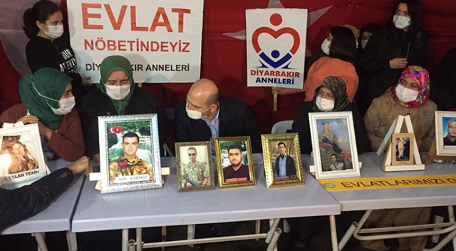 İçişleri Bakanı Soylu, HDP önünde evlatlarının yolunu gözleyen alilerle buluştu