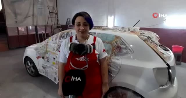 İki çocuk annesi kadın, tto boyacılığında erkeklere taş çıkartıyor