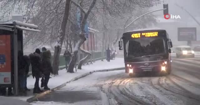 İstanbul’da kar yağışı vatandaşlara zor anlar yaşattı
