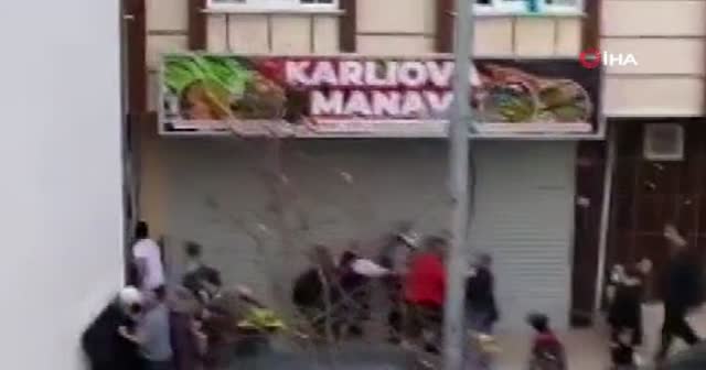 Kısıtlamada boş sokakta yol kavgası ettiler