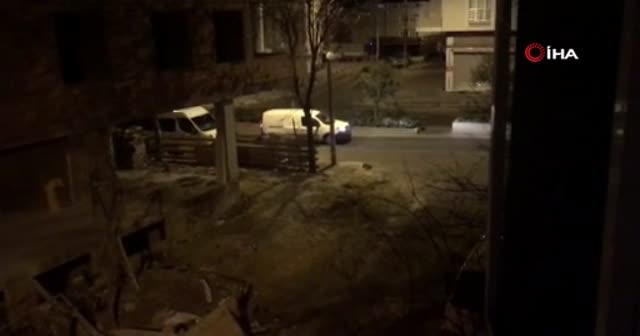 Kısıtlamada caddenin ortasında durdu, son ses müzik açarak dinledi