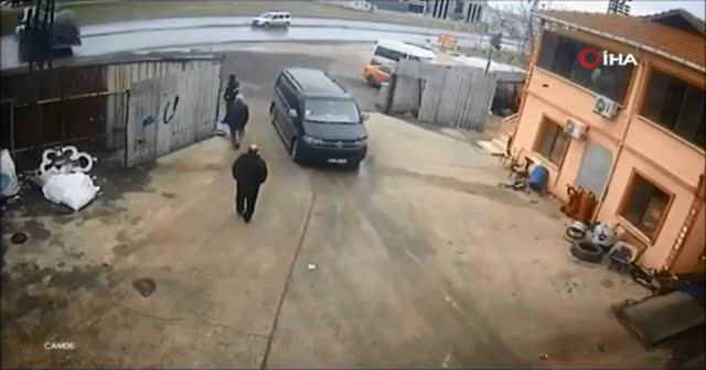 Kontrolden çıkan tanker karşı şeride böyle geçti