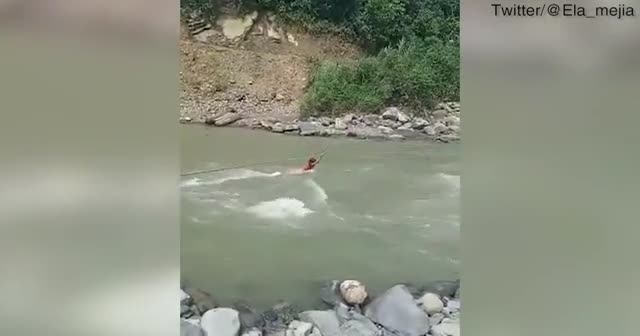 Köprü çöktü, genç kız ipe tutunarak azgın sulardan karşıya geçti