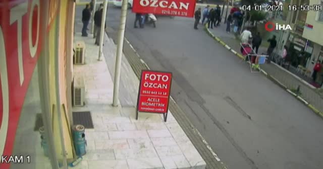 Kuyumcuya sahte altın veren şahsa motokuryeden uçan tekme