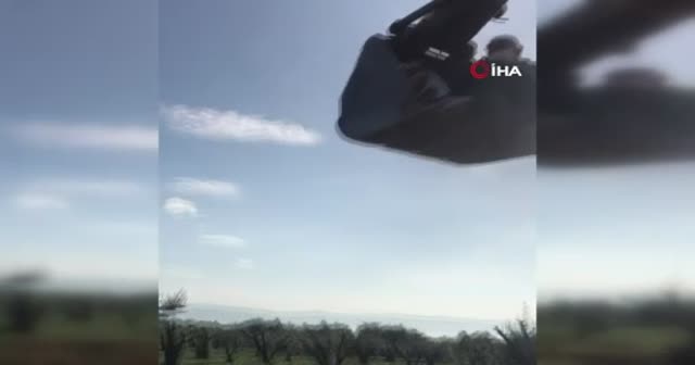 Minik Hamza iş makinesinin kepçesinde çılgınlar gibi eğlendi