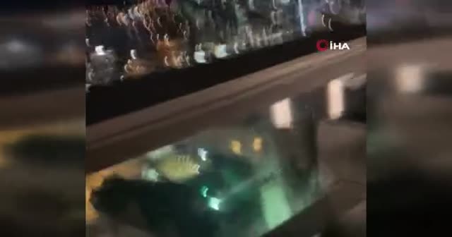 Nashville'de bir otelin çatısından iki paraşütlü atladı