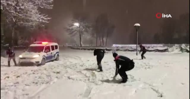 Polis ekipleri gönüllerince karın keyfini çıkardı