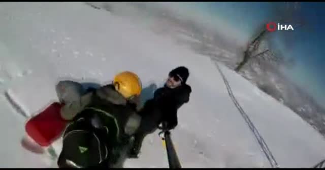 Yamaç paraşütü ile hem uçtu hem elindeki fincandan çayını yudumladı