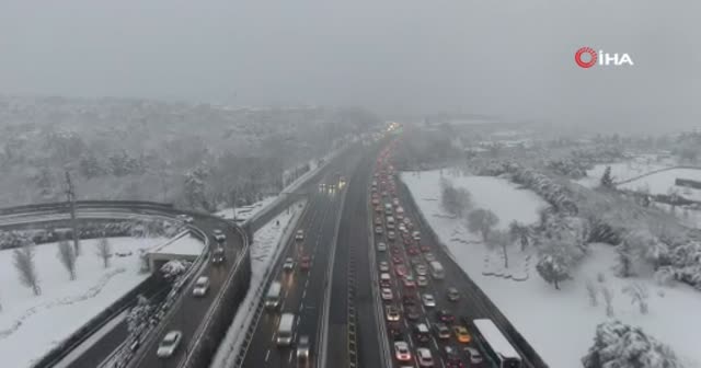 15 Temmuz Şehitler Köprüsü'nde kar ve kısıtlama sonrasındaki trafik görüntülendi