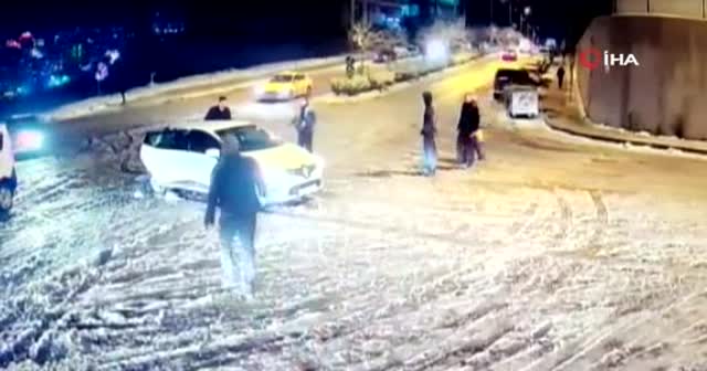 3 yaşındaki çocuk yokuş aşağı kayan araçta kaldı, anne baba büyük panik yaşadı