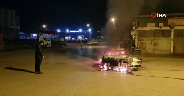 Aracı arıza yapınca ateşe verdi, sönene kadar başında bekledi