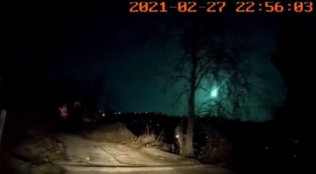 Atmosfere giren meteor ortalığı gündüz gibi aydınlattı