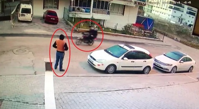Başkasına sıkılan kurşun kaldırımdaki adama isabet etti
