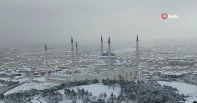 Beyaz örtüyle kaplanan Çamlıca Camii hayran bıraktı