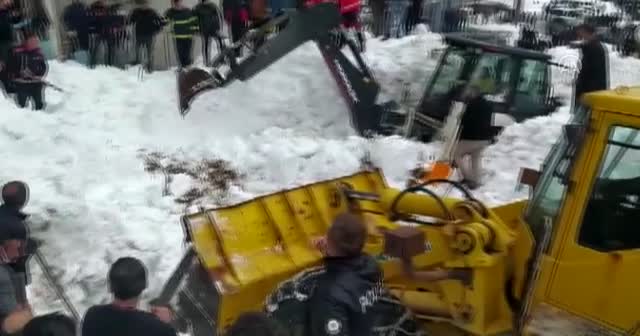 Bitlis'te çatıdan tonlarca kar kütlesi düştü: 3 çocuk yaralı