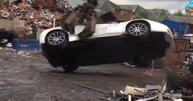 Çalıntı zannederek Ferrari’sini parçaladılar