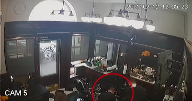 Düşerek elindeki makas göğsüne saplanan berber ölümden döndü