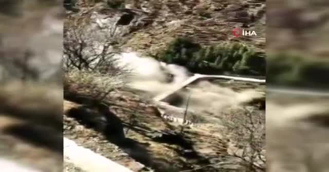 Hindistan'da buzul düşünce nehir taştı