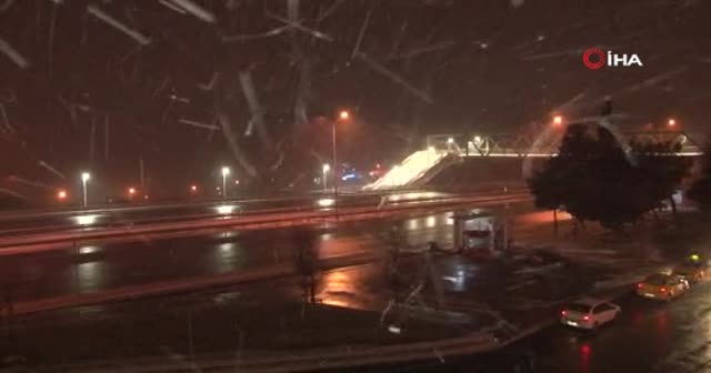 İstanbul’da beklenen kar yağışı başladı...