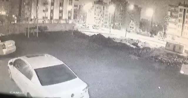 İstinat duvarı yıkıldı, araçlar uçuruma yuvarlandı
