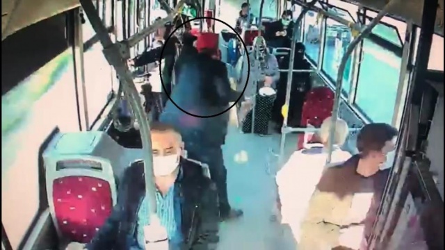 İzmir'de tesettürlü kadına saldırının görüntüleri ortaya çıktı