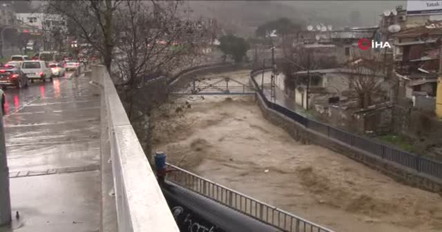 İzmir’i sel vurdu: Mecbur olmayan vatandaşlar sokağa çıkmasın