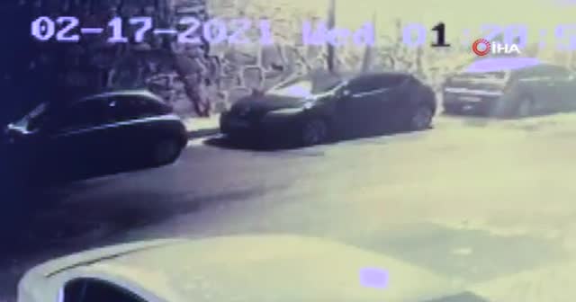Kağıthane'de istinat duvarı araçların üzerine çöktü
