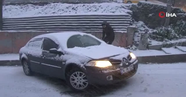 Kağıthane’de yoğun kar yağışı nedeniyle araçlar ilerlemekte güçlük çekti