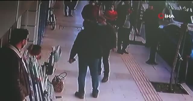 Kaldırımda yürüyen adamın ölümden saniyelerle kurtulduğu anlar kamerada